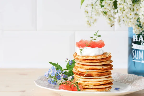 Stapel Pfannkuchen auf einem Keramikteller — Stockfoto