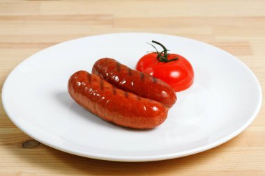 sosis ızgara domates ile