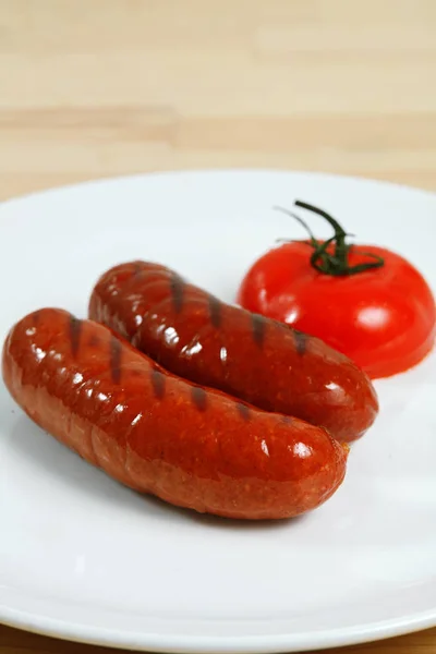 Klobásy s rajčaty na grilu — Stock fotografie