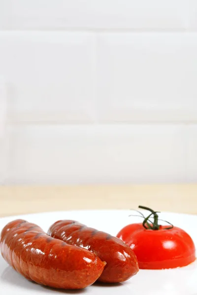 Saucisses à la tomate grillée — Photo