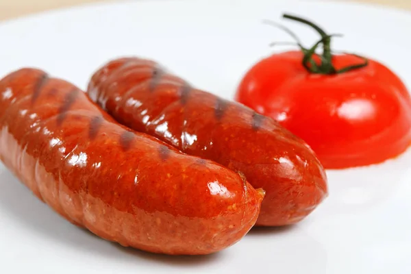Met tomaat, gegrilde worstjes — Stockfoto
