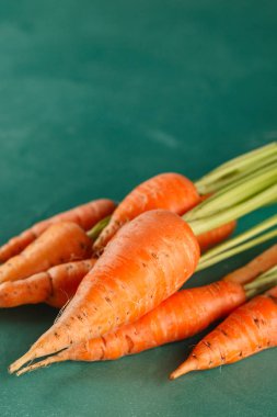 yeşil zemin üzerine taze havuç