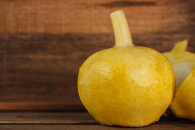 ahşap zemin üzerine sarı kabak