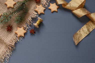 Noel gingerbread çerezleri ve Noel hediyeleri