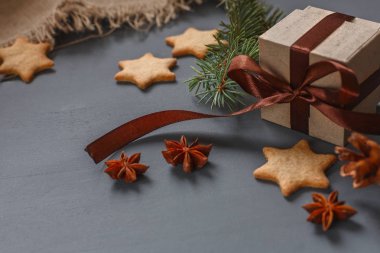 Noel gingerbread çerezleri ve Noel hediyeleri