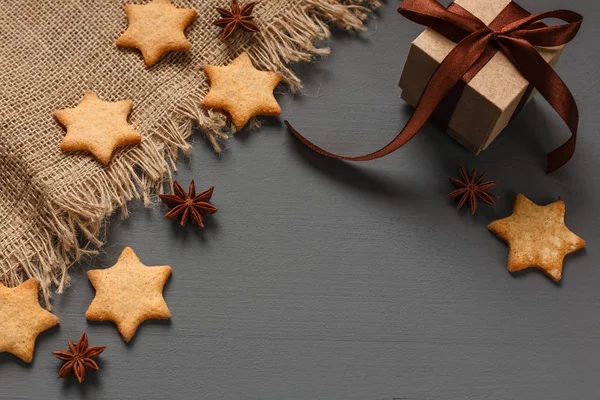 Christmas gingerbread cookies and Christmas gifts — Stock Photo, Image