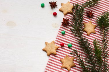 Noel ve yeni yıl gingerbread çerezleri renkli şekerler ile