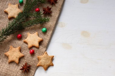 Noel ve yeni yıl gingerbread çerezleri renkli şekerler ile