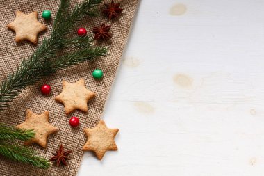 Noel ve yeni yıl gingerbread çerezleri renkli şekerler ile