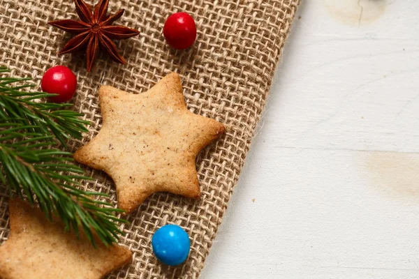 Kerstmis of Nieuwjaar "cookies" peperkoek met kleur snoepjes — Stockfoto