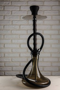 Beyaz ahşap masa üzerinde nargile