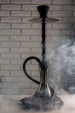 Beyaz ahşap masa üzerinde nargile