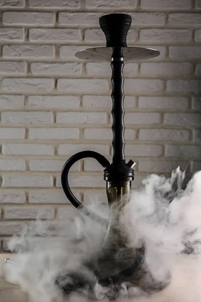 Hookah di meja kayu putih — Stok Foto