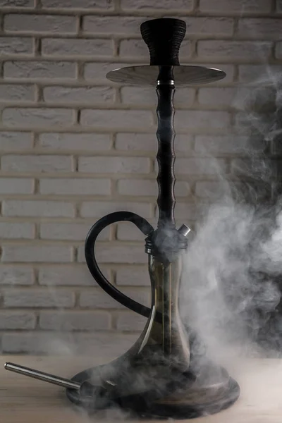 Hookah sobre mesa de madera blanca — Foto de Stock