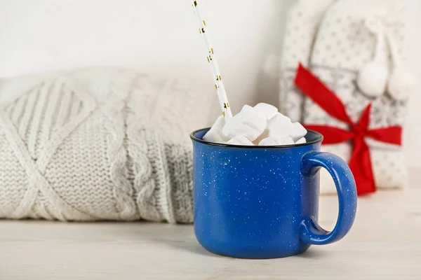Christmas drink. Marshmallows in blue mug — Stock Photo, Image