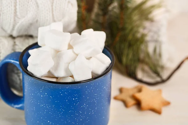 Christmas drink. Marshmallows in blue mug — Stock Photo, Image