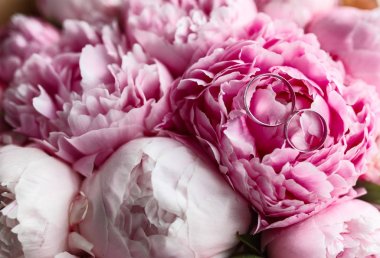 Alyans bouquet üzerinde