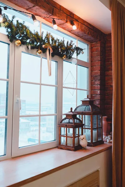 çatı katı iç. Pencere görünümü. Noel zamanı
