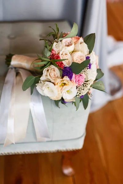 Ramo de novia en una silla — Foto de Stock