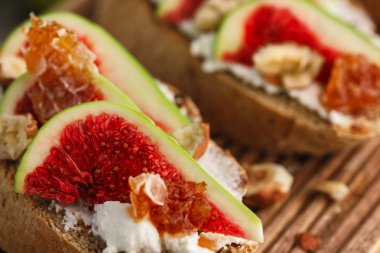 İncir ve ballı tost