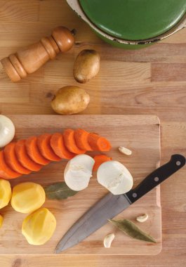 taze soyulmuş sebze, patates, havuç ve soğan kesme tahtası üzerinde