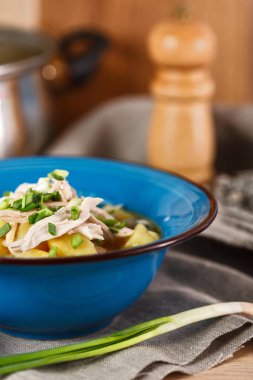 ev yapımı tavuk çorbası mavi plaka