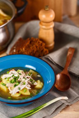 ev yapımı tavuk çorbası mavi plaka