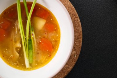 ev yapımı tavuk çorbası yeşil soğan ile