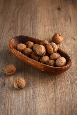 rustik eski ahşap masa üstünde bütün ceviz