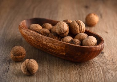 rustik eski ahşap masa üstünde bütün ceviz