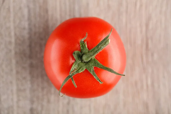 1つ新鮮な赤いトマト — ストック写真