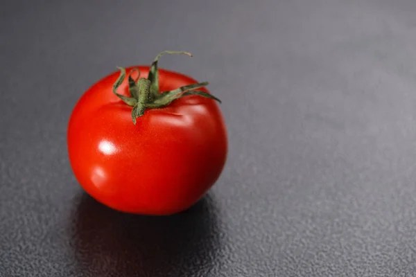 One red fresh tomato with green stem — Stock Photo, Image