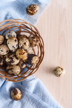 hasır sepet içinde bıldırcın yumurtası