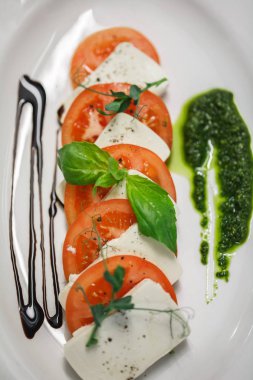 Caprese Tofu peyniri ile