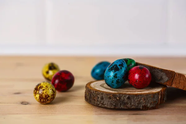 Uova di quaglia colorate per Pasqua su un tavolo di legno — Foto Stock