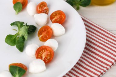 Klasik İtalyan Caprese salatası
