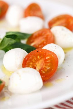 Klasik İtalyan Caprese salatası