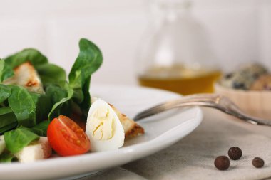 Bıldırcın yumurta, kiraz domates, kraker ve beyaz zemin üzerine Mısır salata salata