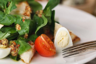 Bıldırcın yumurta, kiraz domates, kraker ve beyaz tabakta Mısır salata salata