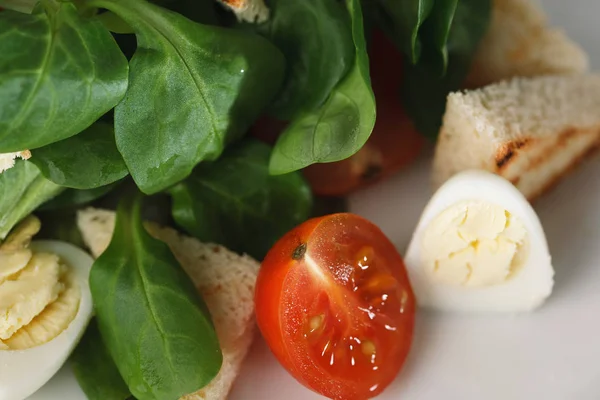 ウズラの卵、ミニトマト、クラッカーとコーンのサラダ サラダ — ストック写真