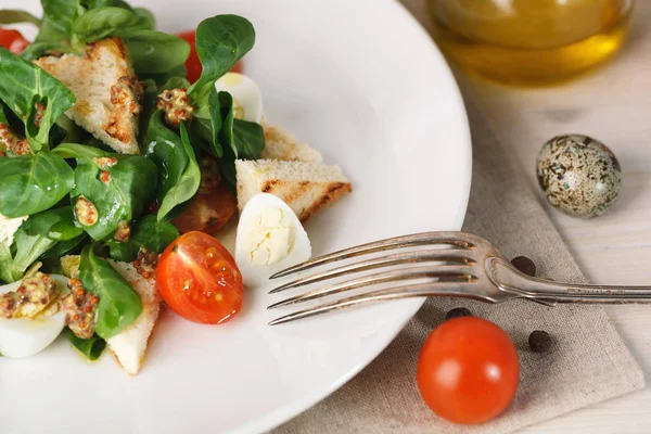 ウズラの卵、ミニトマト、クラッカー、白と木製の背景にコーンのサラダ サラダ — ストック写真