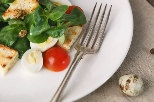 ウズラの卵、ミニトマト、クラッカー、木製の背景にコーンのサラダ サラダ — ストック写真