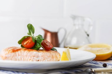 kiraz domates ve salata ile ızgara somon