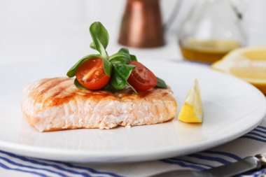 kiraz domates ve salata ile ızgara somon