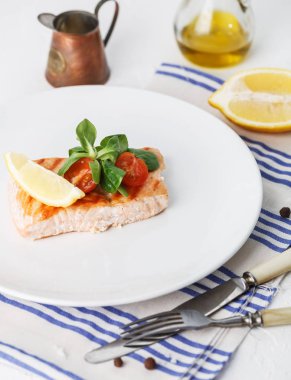 kiraz domates ve salata ile ızgara somon