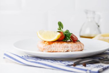 kiraz domates ve salata ile ızgara somon