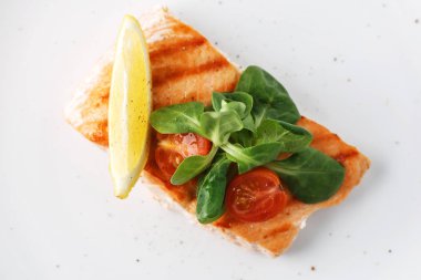 kiraz domates ve salata ile ızgara somon