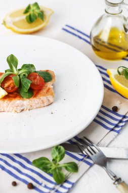 kiraz domates ve salata ile ızgara somon