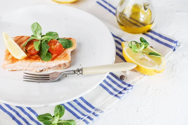 Жареный лосось с помидорами черри и салатом — стоковое фото