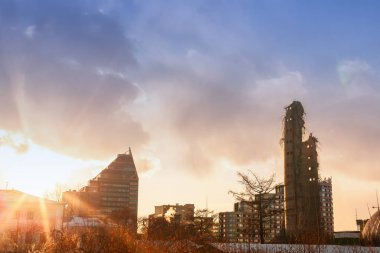 Ekaterinburg terk edilmiş televizyon kulesi 24 Mart 2018 yılında yıkılması. yıkılan kule kalıntıları